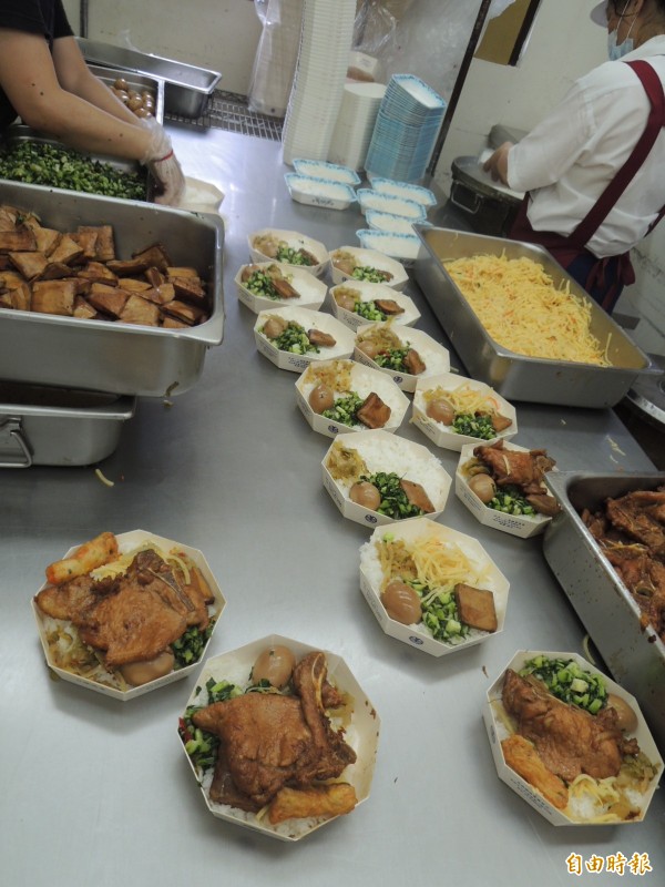 高雄鐵路餐廳製作排骨便當過程嚴謹,希望每一份便當都能讓乘客吃的開心(記者王榮祥攝)