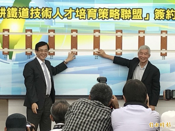 拚鐵道前瞻建設,高雄科技大學、中山大學等6校和台鐵高鐵等,共同成立「深耕鐵道技術人才培育策略聯盟」,交通部長賀陳旦(右)和教育部代理部長姚立德(左)今舉行記者會宣布。(記者林曉雲攝)