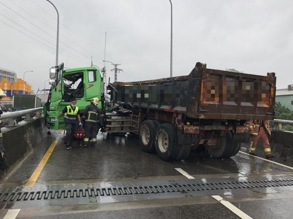事故現場影響兩線車道。(記者余衡翻攝)