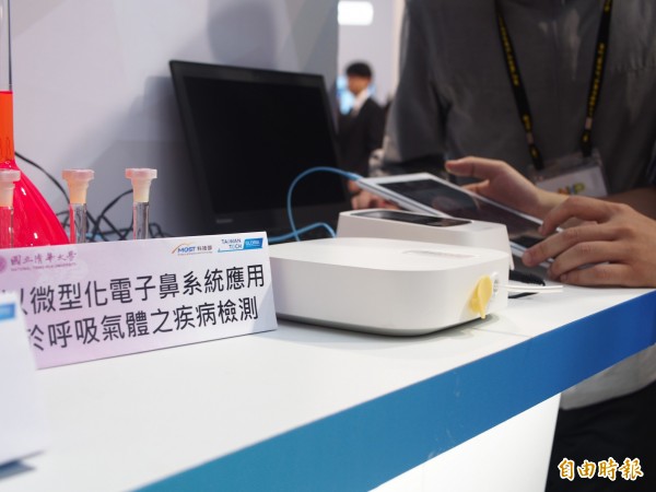 清大團隊研發電子鼻「聞」肺炎。(記者簡惠茹攝)