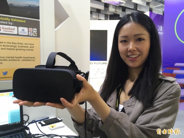 矽谷新創團隊Realiteer,現身台北國際電腦展Innovex館,展示用VR進行物理治療的神奇效果,圖中為團隊成員林佑柔。(記者陳炳宏攝)