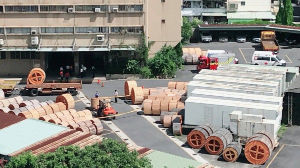 男子缷貨時出意外,遭大批電纜線壓死。(記者陳恩惠翻攝)