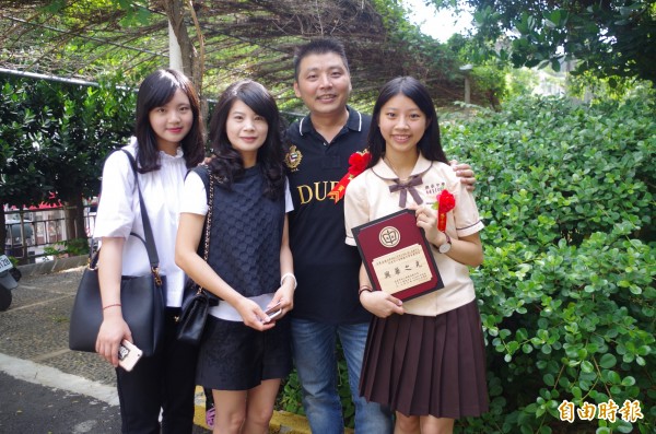 吳云喬(右一)錄取空軍軍官學校理工組飛行生,成興華高中首位女飛行生,父母跟姊姊今參加她畢業典禮、與有榮焉。(記者王善嬿攝)