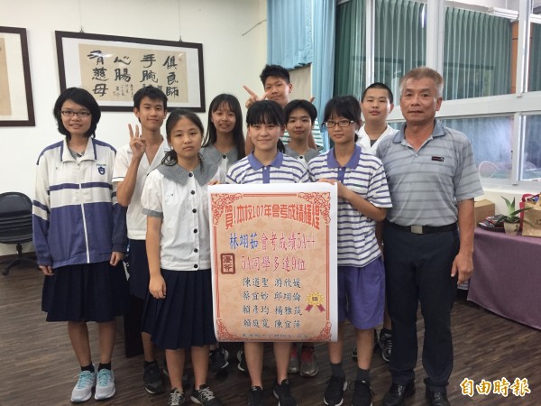 東海國中9位學生達5A以上成績。(記者張存薇攝)