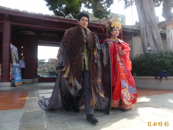 金門縣政府推出「結婚」、「愛情」兩大主題旅遊,為扮成結婚新人的模特兒打造的服裝,一出場就成了目光焦點。 (記者吳正庭攝)