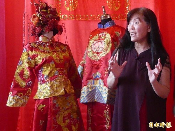 金門縣政府推廣「結婚」主題旅遊,邀請名設計師吳亮儀(右)為新人量身打造體驗服裝。(記者吳正庭攝)