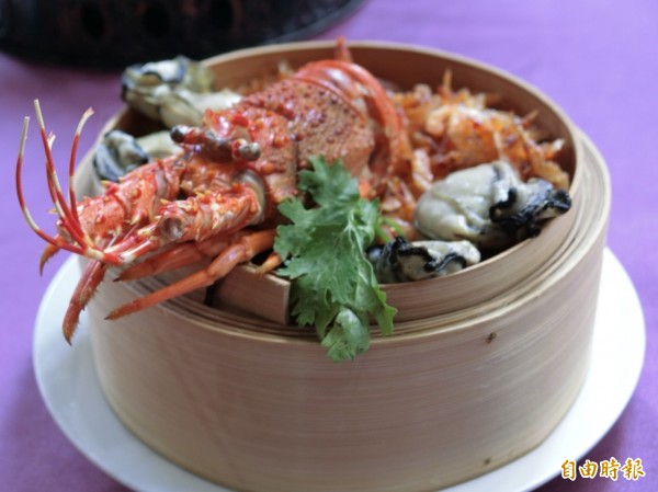 店內獨家料理「蠔氣龍蝦米糕」,合併中日式食材。(記者葛祐豪攝)