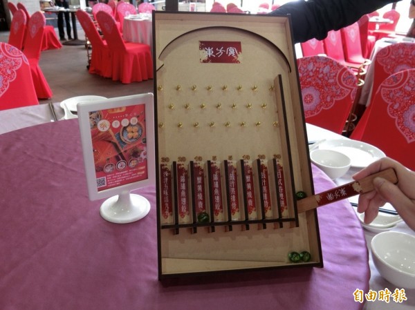 業者打造一個童玩大型彈珠檯,送出各式廣式點心。(記者葛祐豪攝)