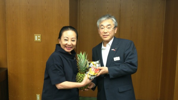 嘉義縣長張花冠到日本北海道推銷香蕉和鳳梨。（嘉義縣政府提供）