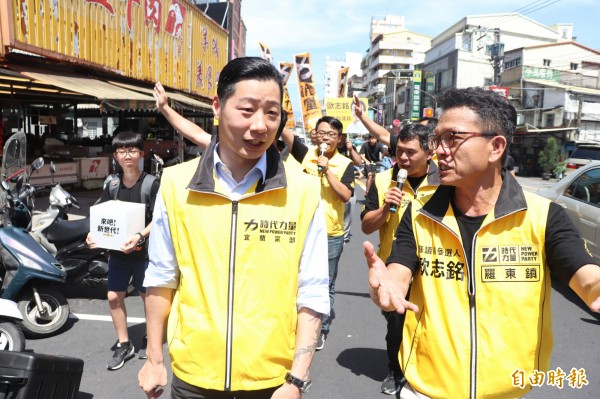 立委林昶佐（左）今到羅東民生市場掃街。（記者林敬倫攝）