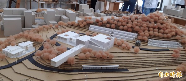 這處建築群看似山中豪宅,卻是山中陰宅,但不見陰森氣息!(記者黃明堂攝)