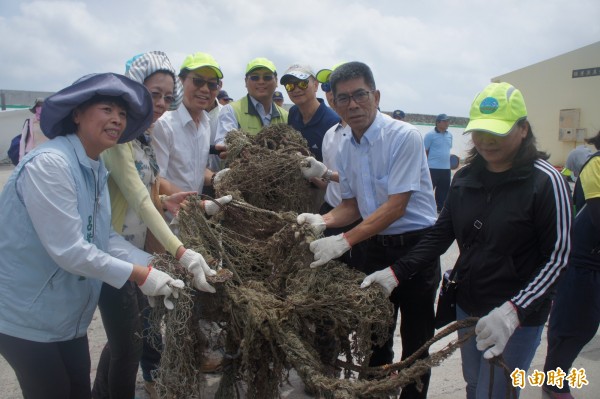 打撈海底覆網,為海洋生物解除死亡長城威脅。(記者劉禹慶攝)
