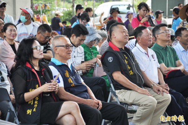 劉政鴻(右二)、徐耀昌(左二)2人分坐場走道兩側。(記者彭健禮攝)