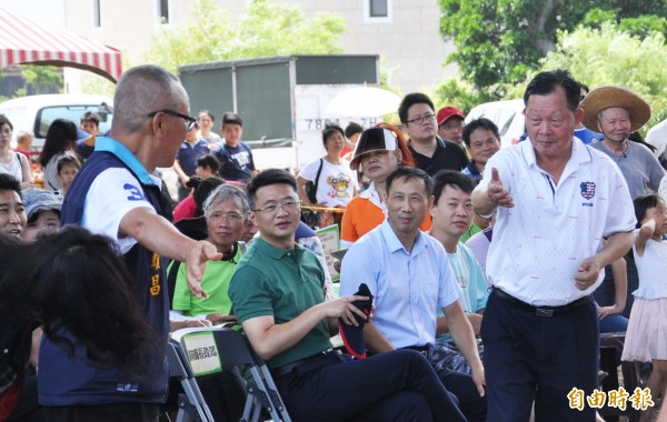 進行「剖瓜」儀式前,劉政鴻(右)、徐耀昌(左)互相邀請。(記者彭健禮攝)