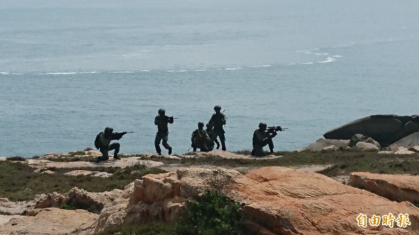 海龍蛙兵滲透上岸,準備潛入敵方陣地。(記者羅添斌攝)