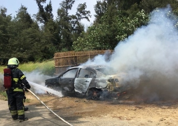 警消迅速撲滅火勢,但車輛也已付之一炬。(記者鄭名翔攝)