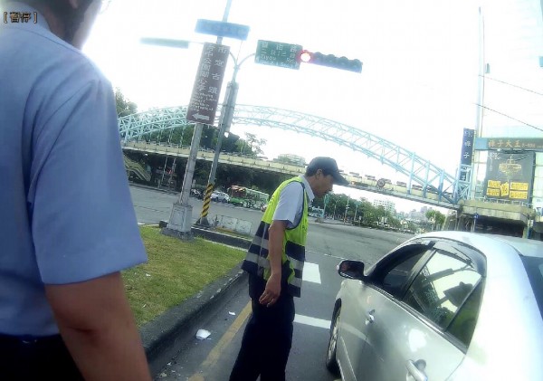 吳男枯坐車內3小時,員警上前詢問原委。(記者許國楨翻攝)