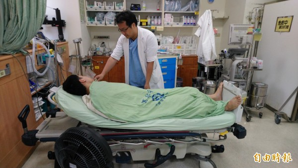 豐原醫院急診室代理主任林技政表示,者熱中暑送醫,可把床單被單等弄濕,加強為患者散熱。(記者歐素美攝)