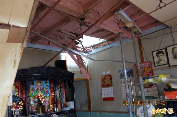 陳小妹妹一家住在屋齡50年老房子,年初因天花板崩坍砸傷陳媽媽腳踝 。(記者丁偉杰翻攝)