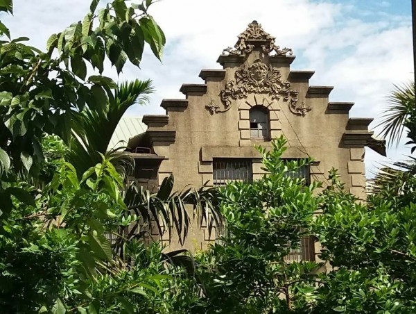 陳愷悌原為兩層樓的巴洛克式建築,外觀古樸美觀,頂端階梯式的建築更是全台少見。(民眾董米亞提供)