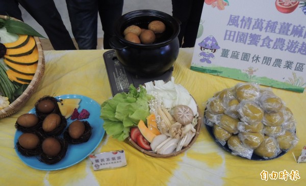 大湖鄉薑麻園休閒農業區主打薑黃產品,薑黃茶葉蛋口味獨特。(記者張勳騰攝)