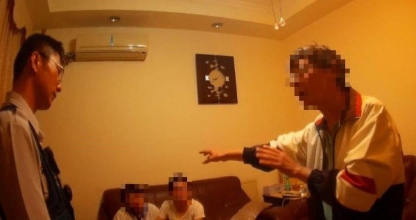 父女衝突,員警充當和事佬,化解歧見。(記者丁偉杰翻攝)