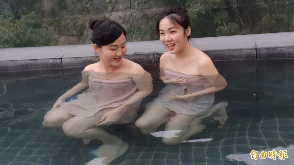 夏天泡湯,快速出汗。(記者黃明堂攝)
