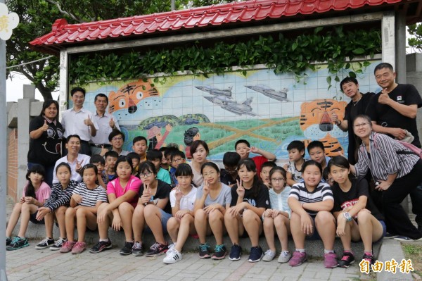 新竹市虎林社區居民和虎林國小學童一起合力改造學校通學步道一處荒廢的公佈欄,將其美化為陶板彩繪牆,成功為社區點胭脂。(記者洪美秀攝)