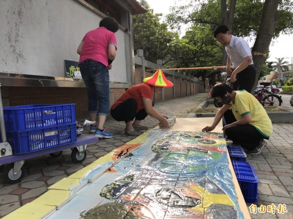 新竹市虎林社區居民和虎林國小學童一起合力改造學校通學步道一處荒廢的公佈欄,將其美化為陶板彩繪牆,成功為社區點胭脂。(記者洪美秀攝)
