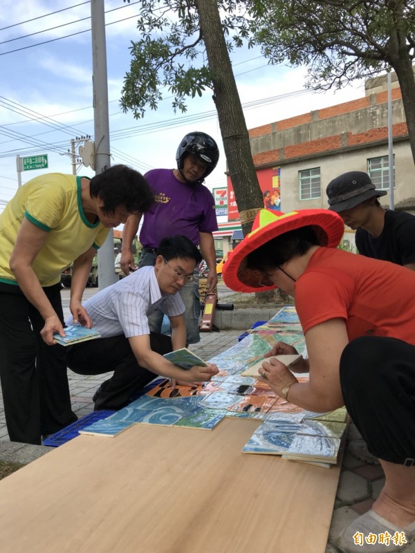 新竹市虎林社區居民和虎林國小學童一起合力改造學校通學步道一處荒廢的公佈欄,將其美化為陶板彩繪牆,成功為社區點胭脂。(記者洪美秀攝)