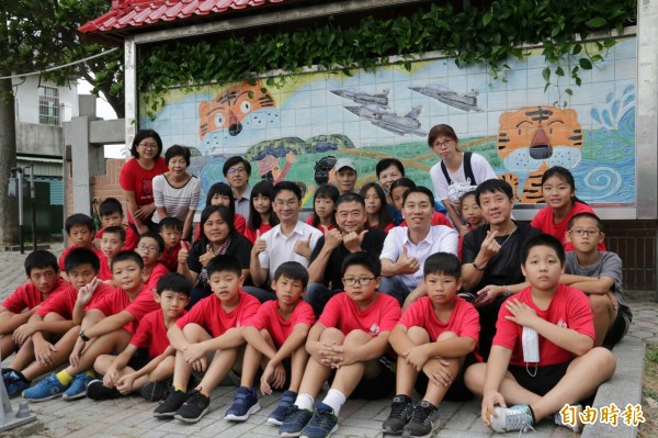 新竹市虎林社區居民和虎林國小學童一起合力改造學校通學步道一處荒廢的公佈欄,將其美化為陶板彩繪牆,成功為社區點胭脂。(記者洪美秀攝)