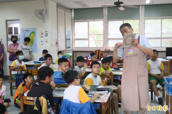 新竹市虎林社區居民和虎林國小學童一起合力改造學校通學步道一處荒廢的公佈欄,將其美化為陶板彩繪牆,成功為社區點胭脂。(記者洪美秀攝)