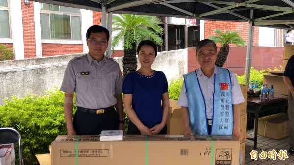 彰化義勇警大隊秘書長李正龍(右)誇讚警察被稱呼為勇警和暖警,都當之無愧。(記者張聰秋攝)
