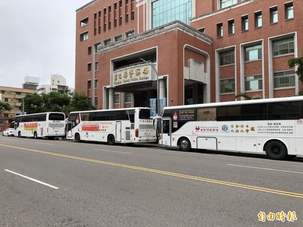 彰化縣警察局義勇警察大隊在大熱天舉辦捐血活動,波麗士很踴躍捐出熱血。(記者張聰秋攝)