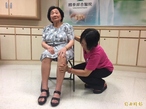 74歲的劉阿嬤(左)平時身體無恙,但50多年來雙腿腫脹一直困擾她,右為劉奶奶的女兒沈小姐。(記者吳欣恬攝)