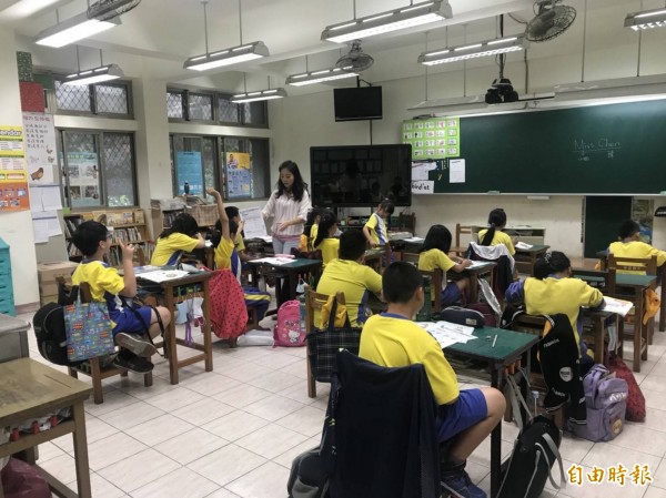 基隆市政府招考公立國小與幼兒園教師,共有2215人報考;其中,破天荒首度出現博士考生,競爭激烈。(記者俞肇福攝)