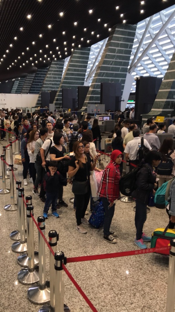 移民署電腦軟體更新,電源轉換後重新開機後造成一期航廈通關系統嚴重當機,超過2000旅客行程延誤
(讀者提供)