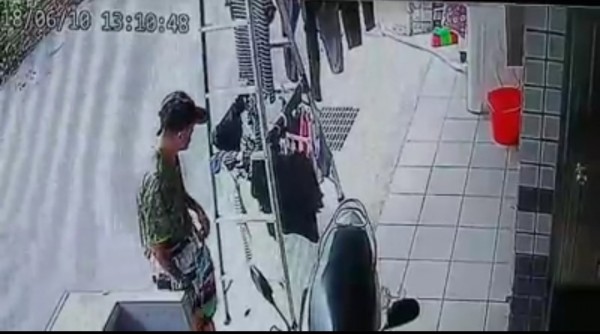 一名頭戴帽子的阿伯,經過五結鄉五結中路某民宅,發現衣架上有內褲。(圖擷取自宜蘭知識+)
