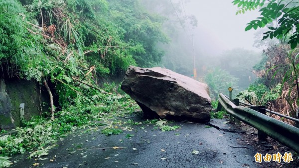 受低壓帶影響降間歇性大雨,縣道159甲線41.5公里處光華村頂笨仔路段邊坡突滑落一顆約10噸重的大石阻礙交通。(記者曾迺強攝)