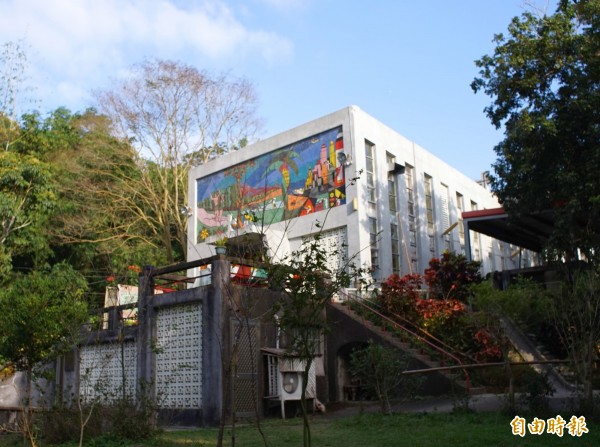 新竹縣歷史建築峨眉天主堂獲文化部核定補助辦理修復及再利用規劃。(記者蔡孟尚攝)