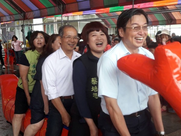 不靠海的南投縣草屯鎮,16日變陸上划龍舟比賽,去年鎮長洪國浩、立委蔡培慧動人都下場體驗,笑得很開心。(草屯鎮公所提供)