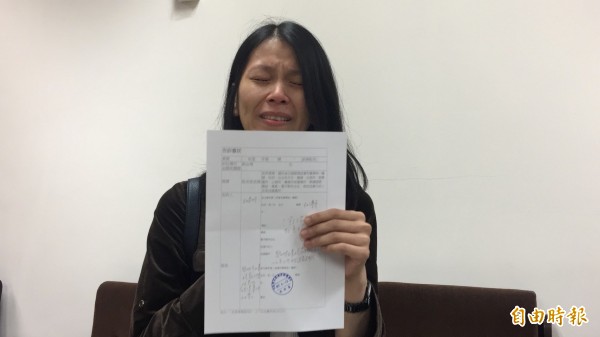 護理師吳思韋勇敢揭發花蓮某啟能安置機構職工涉嫌性侵院生案,今出庭作證,還幫另名王姓社工專員寫「告訴書狀」,感動落淚。(記者王峻祺攝)