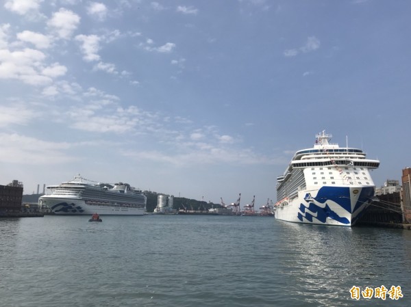 公主郵輪旗下的盛世公主號(右)、鑽石公主號(左)郵輪,今天在基隆上演「雙姝會」。(記者林欣漢攝)