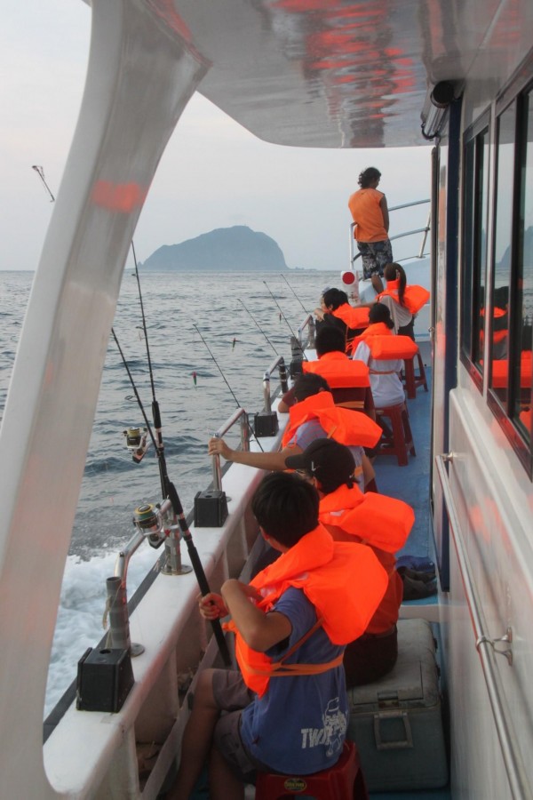 基隆鎖管季推出一系列海上體驗活動,有夜訪鎖管、夜釣白帶魚等,相當精采。(記者林欣漢攝)