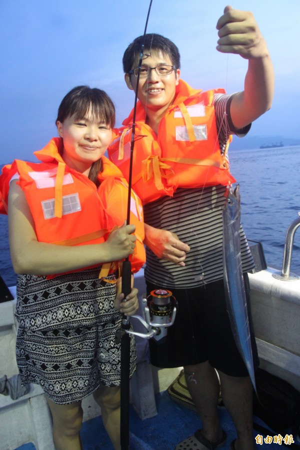 基隆鎖管季,民眾海上體驗夜釣白帶魚。(記者林欣漢攝)
