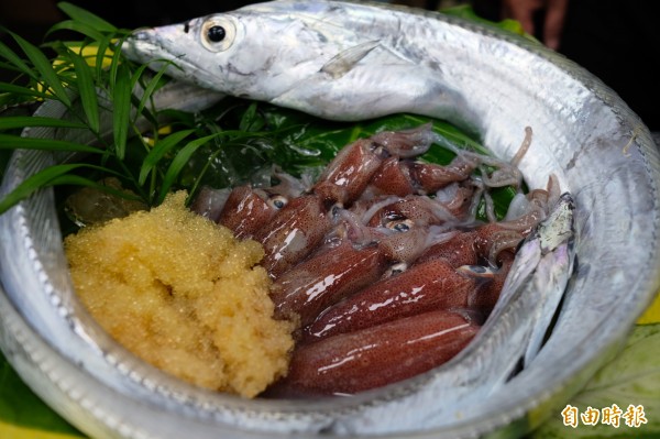基隆鎖管季可品嚐到當季的鎖管、白帶魚、飛魚卵基隆三寶。(記者林欣漢攝)
