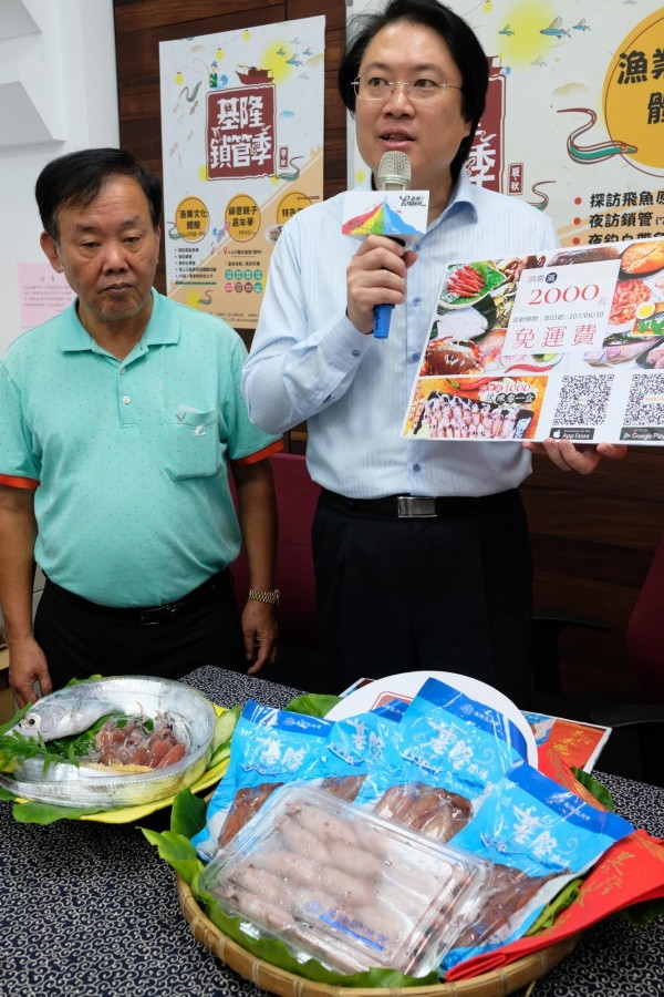 基隆市長林右昌(右)、基隆區漁會理事長游日興(左)行銷基隆漁產。(記者林欣漢攝)
