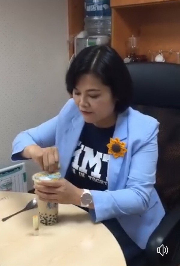 立委張麗善實測湯匙喝珍奶,結果光撕杯上封膜就耗費大半時間。(記者廖淑玲翻攝)