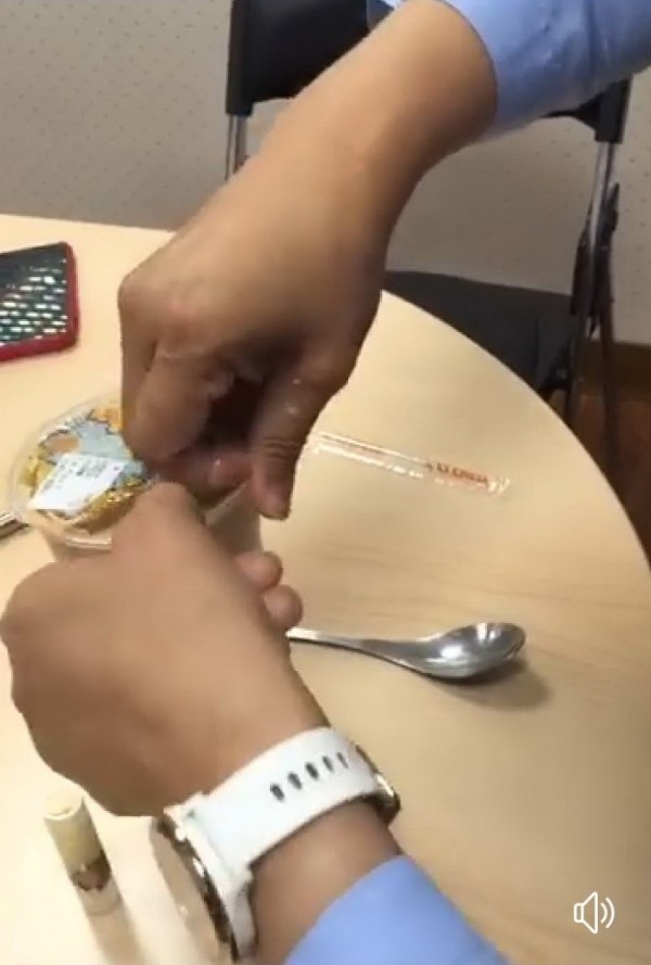 撕開杯膜時已搞得滿手。(記者廖淑玲翻攝)