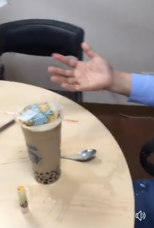 立委張麗善實測湯匙喝珍奶搞得滿桌、滿手還有身上都是奶汁。(記者廖淑玲翻攝)